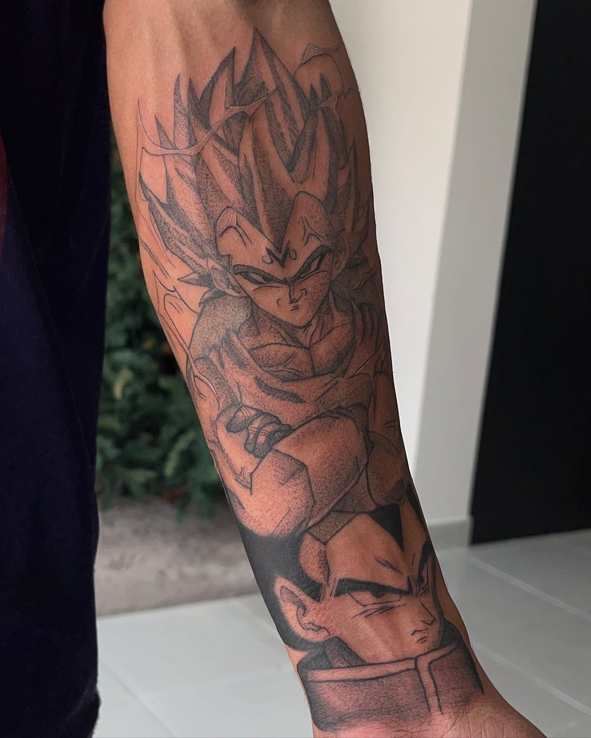 Vegeta em pose dupla — sleeve em preto e cinza com sombreamento realista